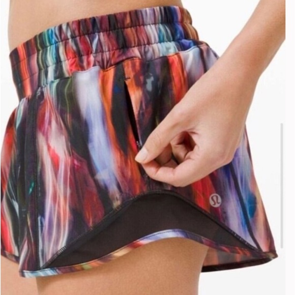 Lululemon Hotty Hot Short II Size 2 with a 4"
Inseam Chroma Fusion Multi Black - Picture 7 of 9